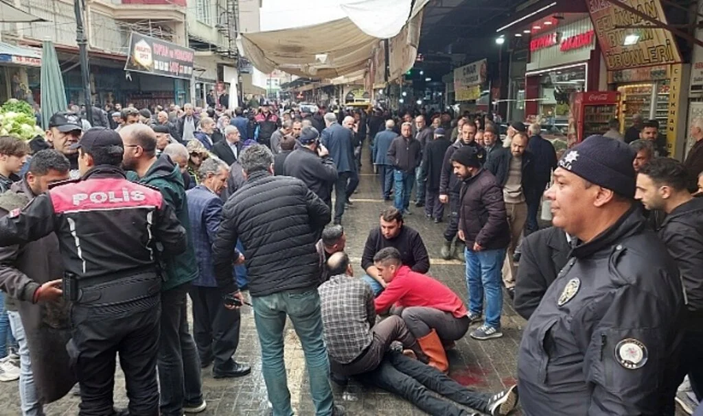 Seyyar satıcıların kavgası kanlı bitti: 1 ağır yaralı