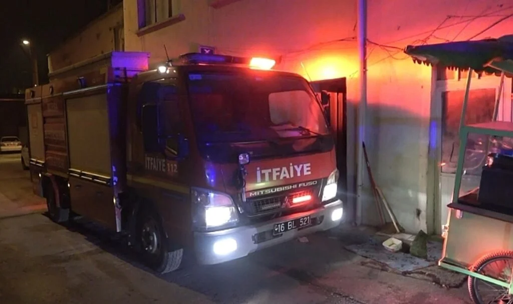 Sigara içerken uyuyakalınca kendisi de yandı