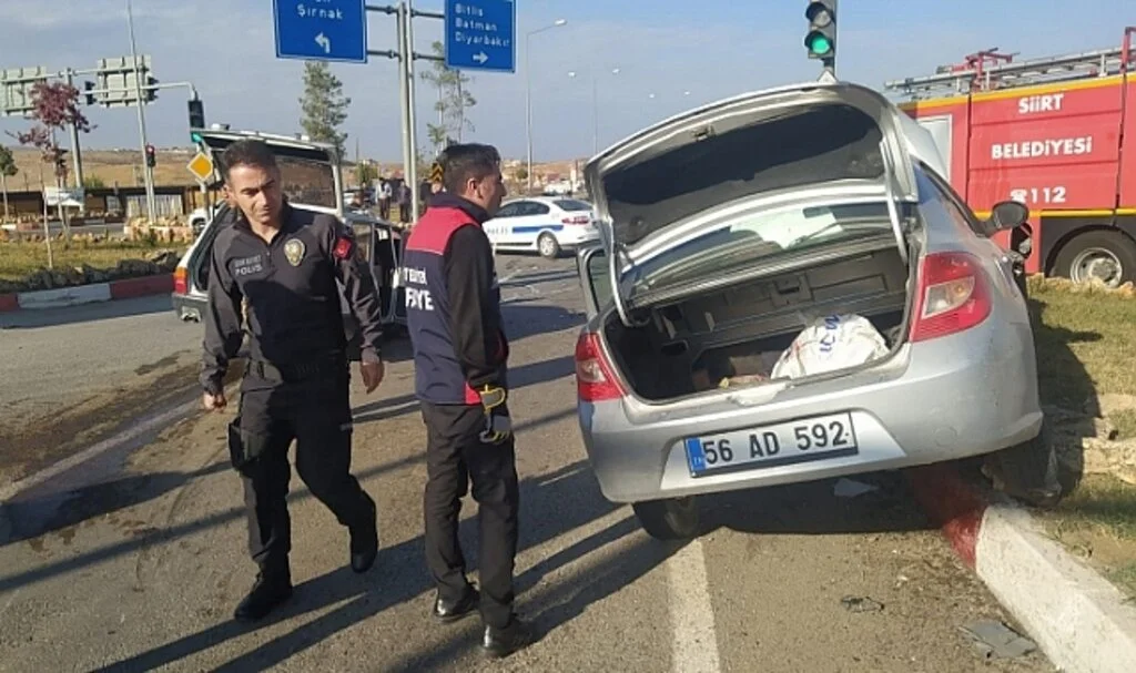 Siirt'te iki otomobil çarpıştı: 3 yaralı