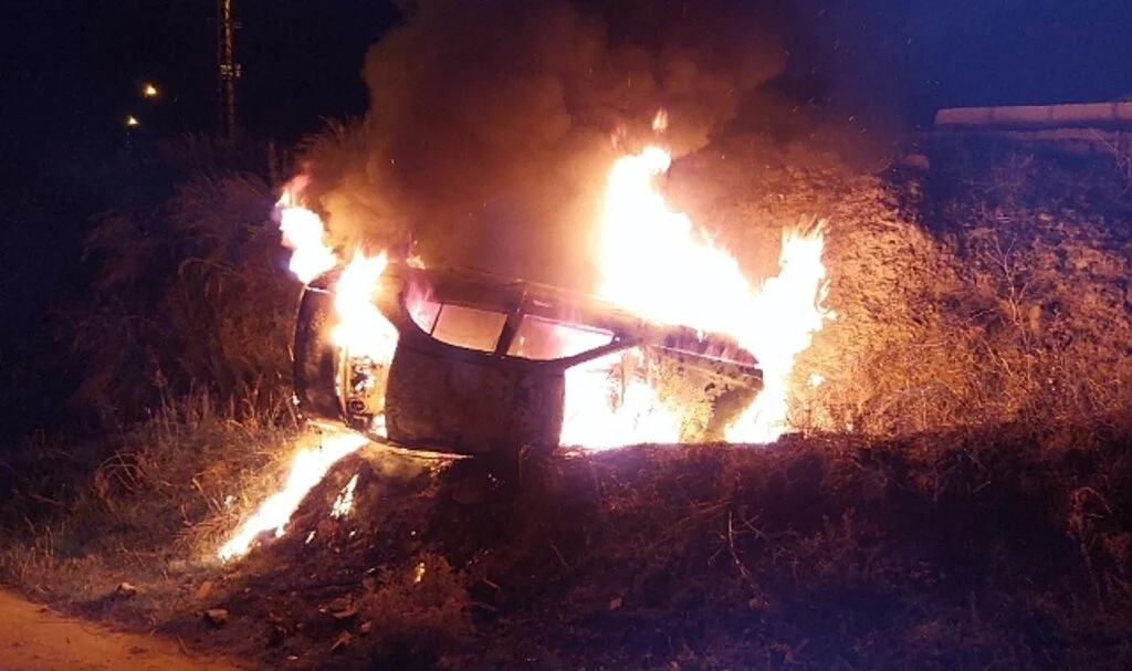 Samsun'da silahla bir kişiyi yaralayıp kaçmak isteyenlerin aracı kazada alev alev yandı