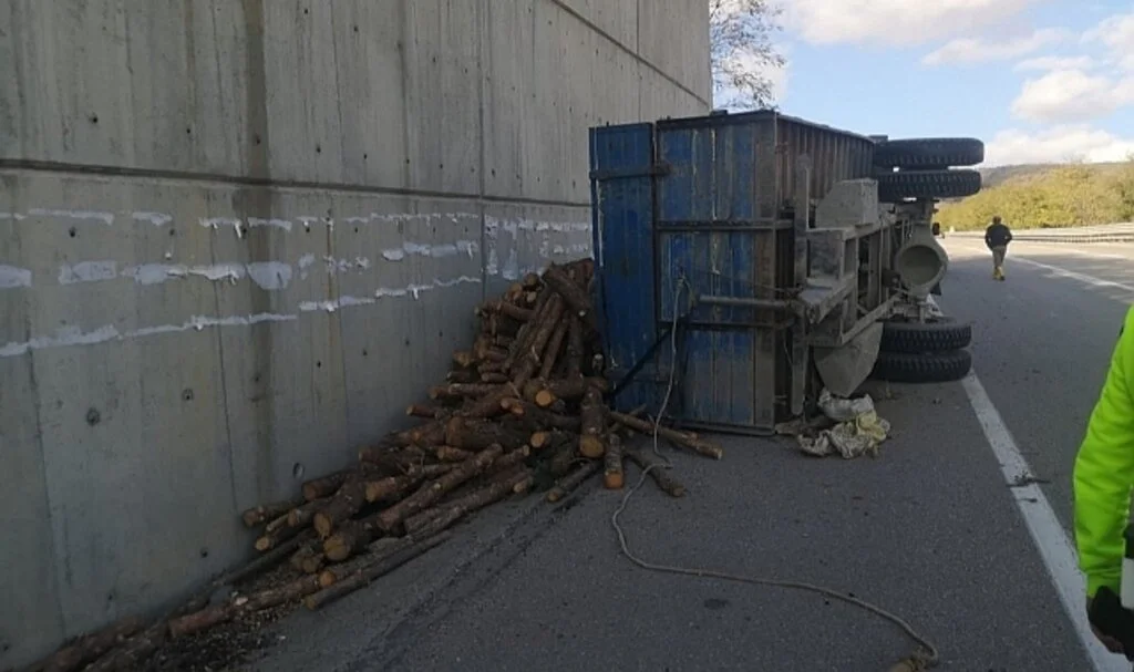 Sinop’ta otomobil ile odun yüklü traktör çarpıştı: 5 yaralı