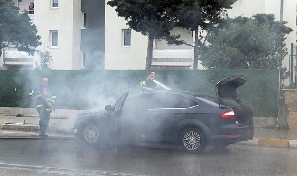 Sinop'ta seyir halindeki otomobilden dumanlar yükseldi