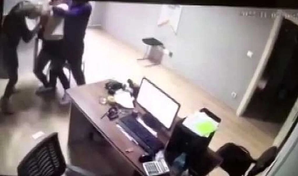 Site yöneticisi ile kiracı arasında saç saça baş başa kavga çıktı