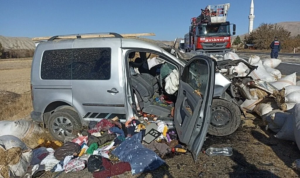 Sivas’ta feci kaza: Uzman çavuş hayatını kaybetti 5 kişi yaralandı