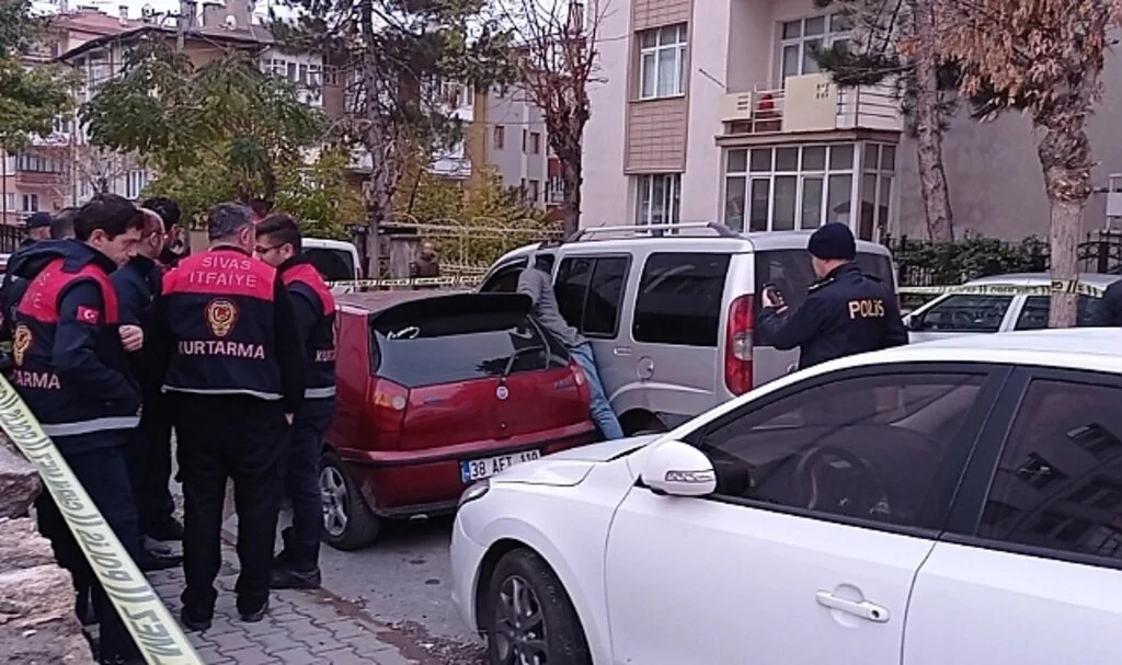 Sivas’ta feci olay: İki otomobilin arasında sıkışarak hayatını kaybetti