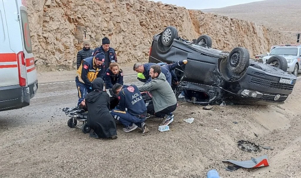 Sivas'ta minibüs takla attı: 4 yaralı
