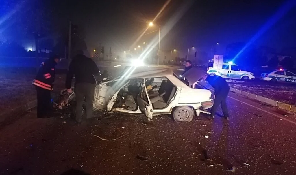 Sivas’ta yolcu otobüsü ile otomobil çarpıştı: 1 ölü 1yaralı
