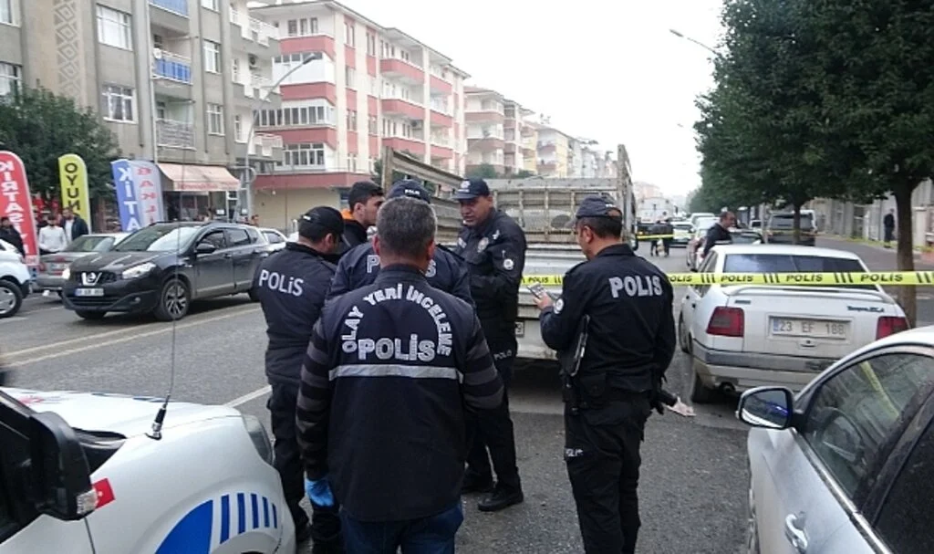 Sokak ortasında amcasına kurşun yağdırdı