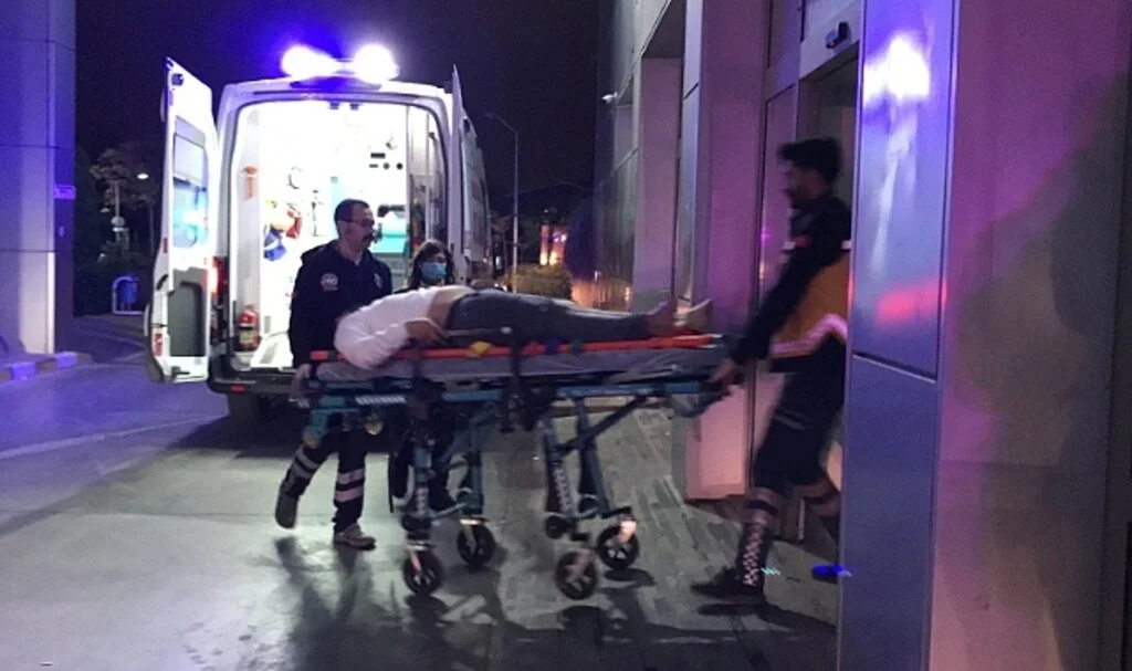 Sokaktaki kavga kanlı bitti: 1 kişi silahla yaralandı