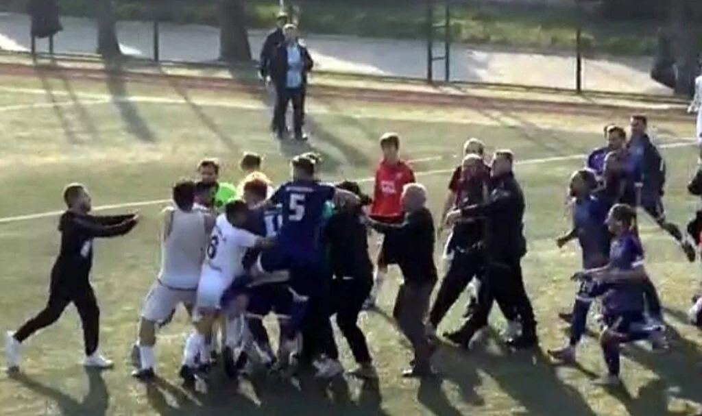 Son düdük çaldı, yeşil saha boks ringine döndü