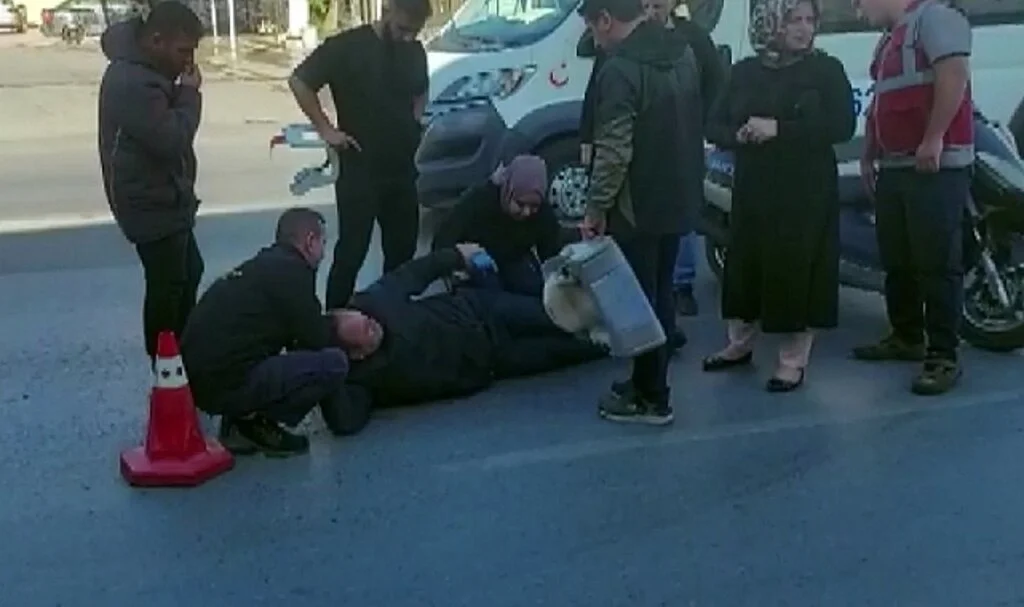 Sultanbeyli’de refüje çarpan motosikletli yaralandı