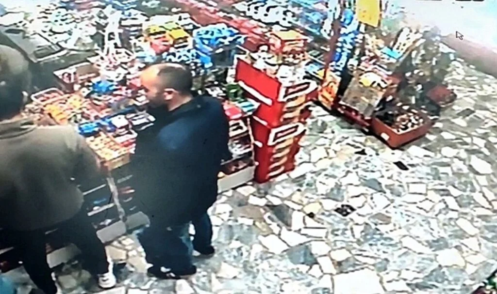 Sultangazi'de 2 şahıs buldukları kredi kartı ile alışveriş yaptılar
