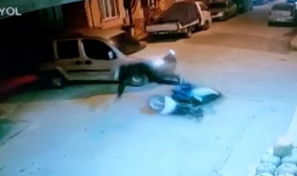 Sürücünün çarptığı bisikletliyi bırakıp kaçtığı anlar kamerada