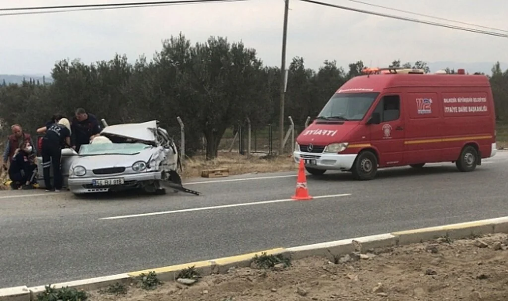 Takla atan otomobilde sıkışan 2 kişiyi itfaiye kurtardı