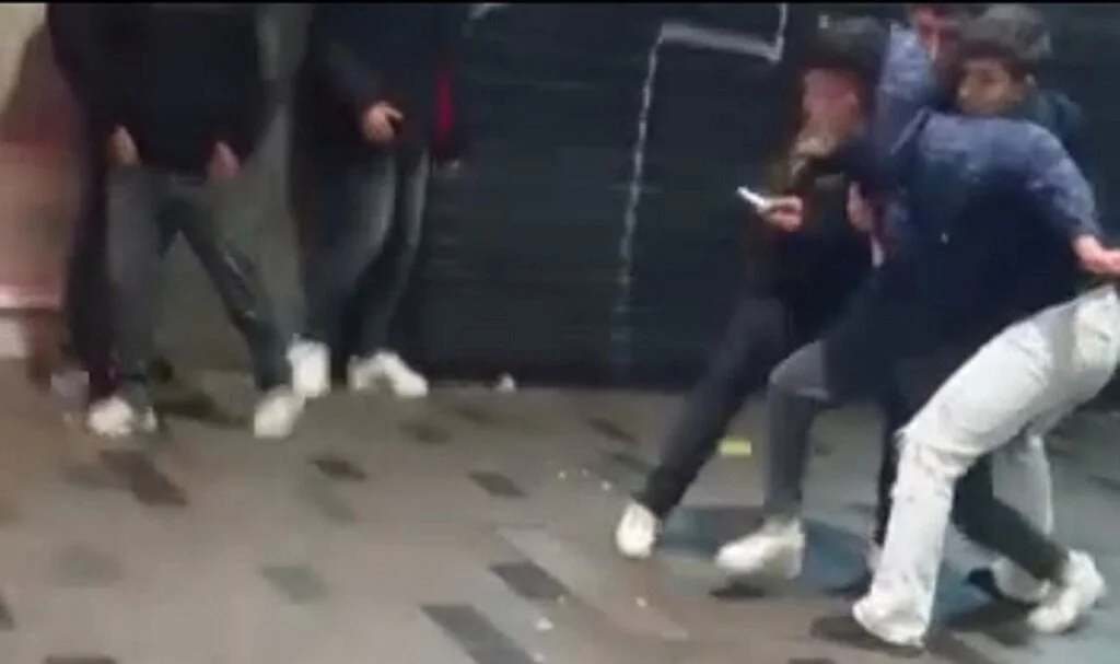 Taksim’de bıçaklı kavga kamerada