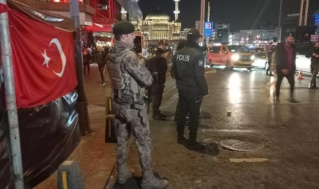 Taksim’de Huzur Uygulaması: Silahla tehditten aranan şüpheli yakalandı