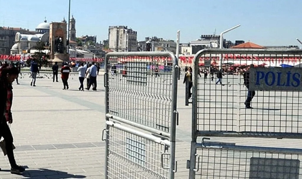 Taksim Meydanı’nda Kırgız turist bavulunu unuttu, polis alarma geçti