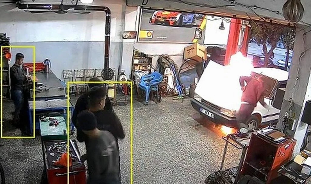 Tamir edilen otomobil bir anda alev aldı
