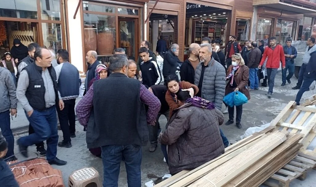 Tarihi Kapalıçarşı’da sundurma çöktü: 5 yaralı