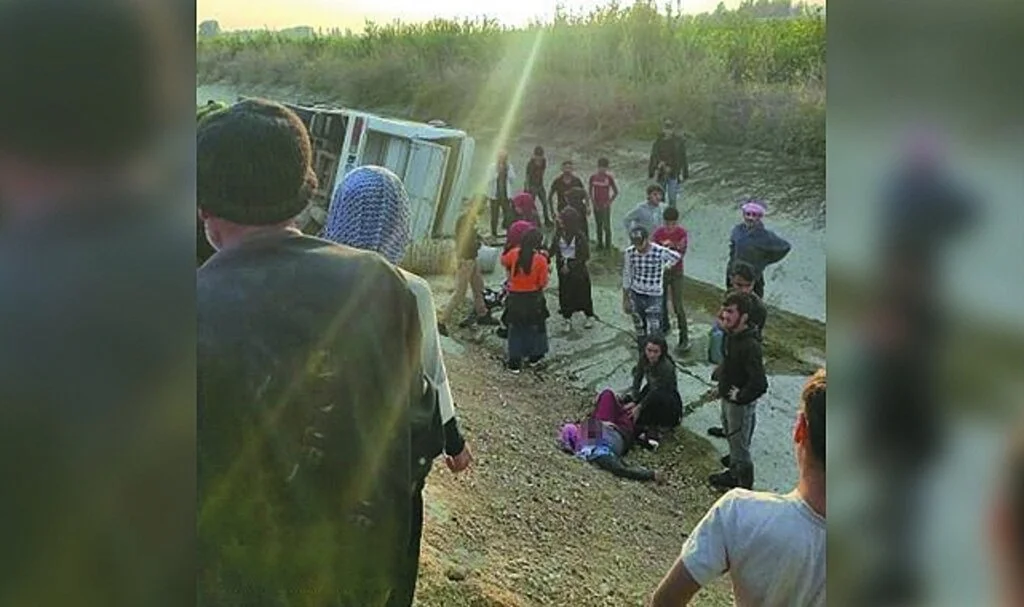 Tarım işçilerini taşıyan midibüs devrildi: 12 yaralı