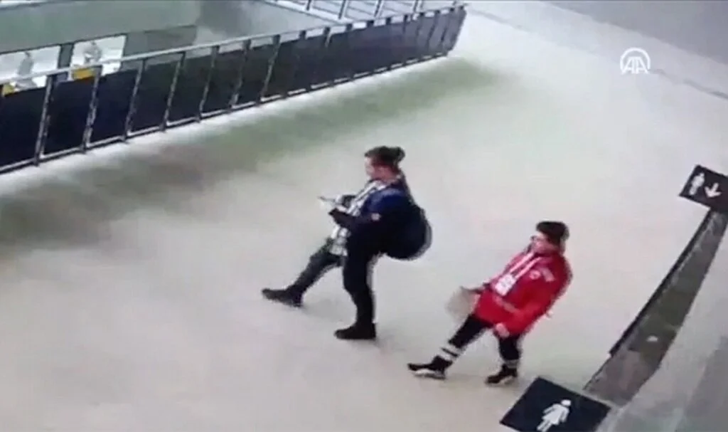 Tatil edilen Göztepe-Altay maçında fişeklerin stada sokulması kamera kaydında