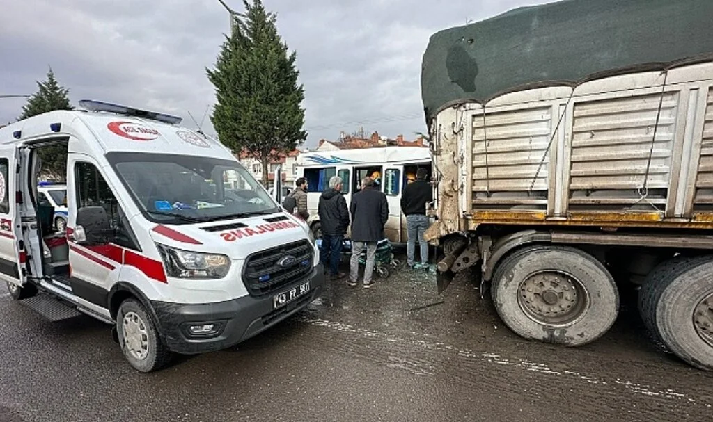 Tavşanlı'da trafik kazası; 2 yaralı