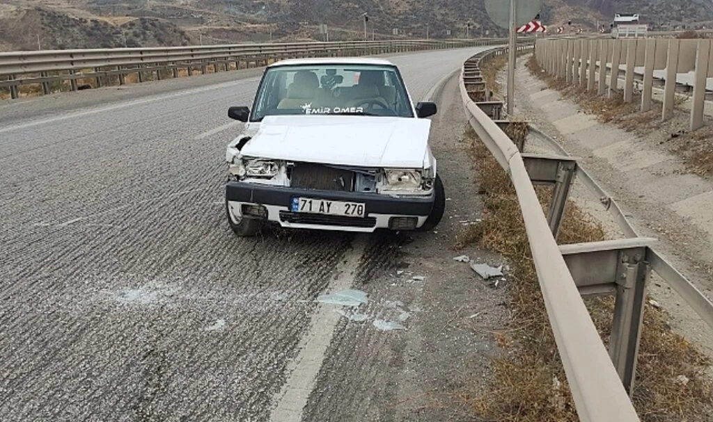Tekeri kopan otomobil bariyere çarptı: 3 yaralı