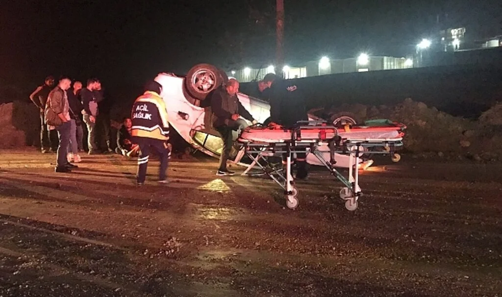Tekirdağ'da trafik levhalarına çarpan otomobil takla attı: 3 yaralı