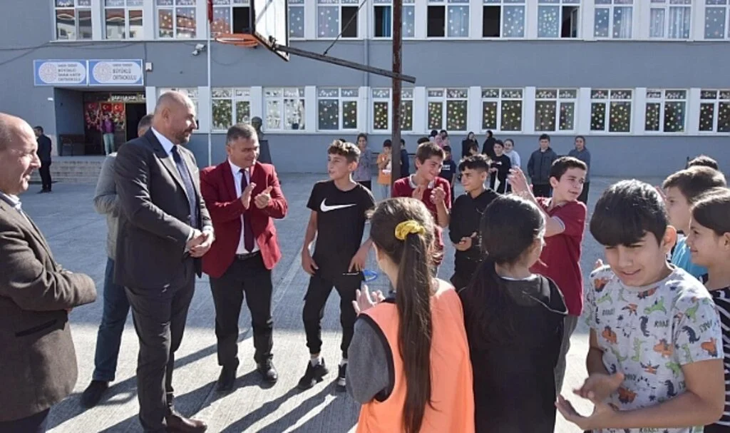 Tekkeköy Belediye Başkanı Hasan Togar'dan öğrencilere spor salonu sözü