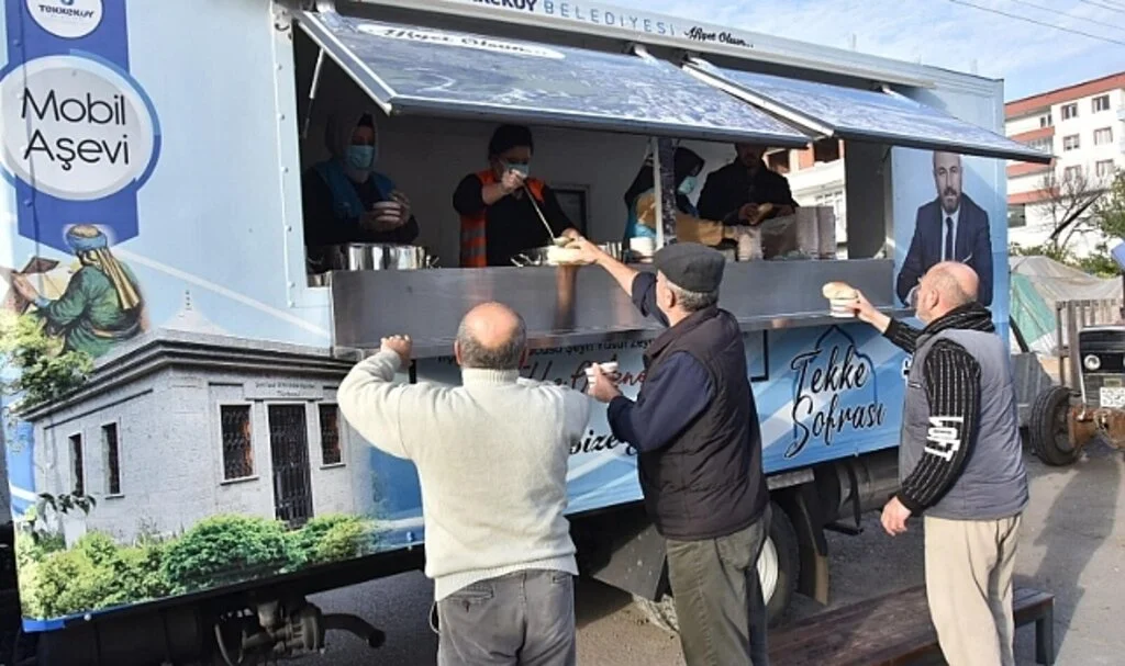 Tekkeköy'de pazar esnafı güne sıcak çorbayla başlıyor