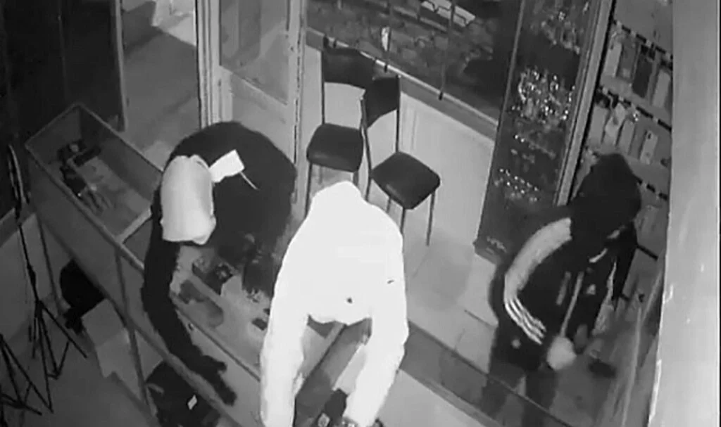 Teknik servise giren hırsızlar umduğunu bulamayınca geldikleri gibi geri gitti