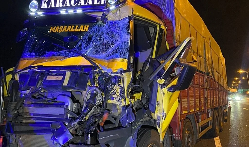 TEM’de 2 kamyon çarpıştı, araçta sıkışan sürücü yaralandı