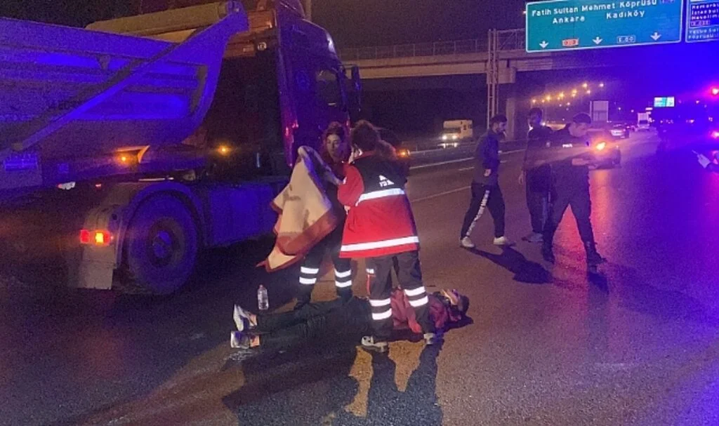 TEM’de akılalmaz kaza: Şakalaşırken motosikletten düştüler