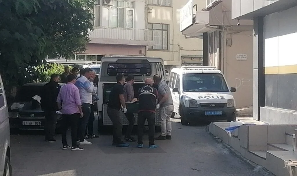 Terastan düşen adam feci şekilde can verdi