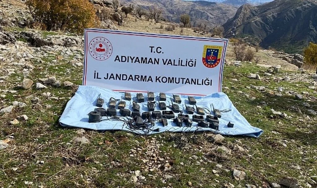 Terör örgütü PKK'ya ait toprağa gömülü telsizler ele geçirildi