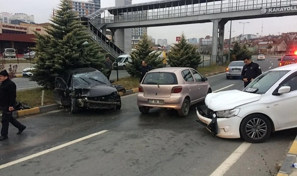 Ters yöne giren otomobil, karşı yönden gelen otomobil ile kafa kafaya çarpıştı: 4 yaralı