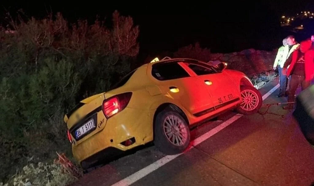 Ticari taksi bankette asılı kaldı, 3 kişilik aile itfaiye tarafından kurtarıldı