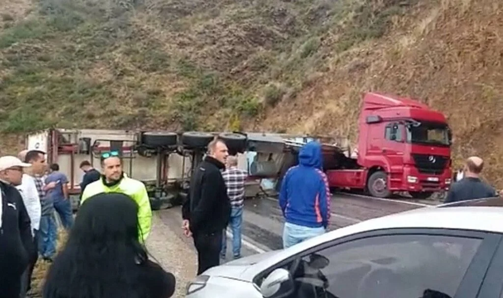 Tır devrildi, Mersin-Antalya yolu 3 saat ulaşıma kapandı