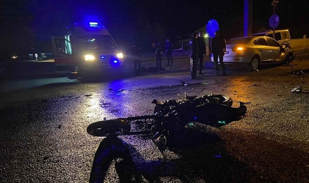 Tire’de motosiklet ile otomobil çarpıştı: 1 kişi hayatını kaybetti