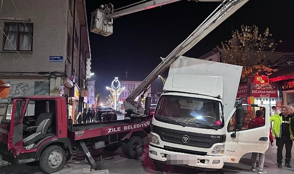 Tokat'ta kamyonet itfaiye aracına çarptı: 1 yaralı