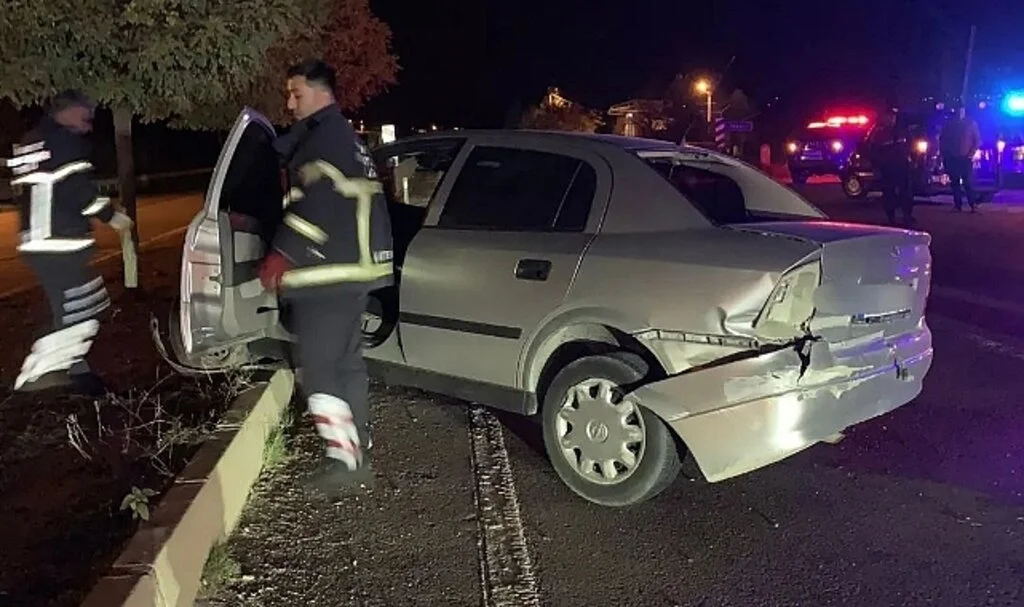 Tokat'ta otomobil refüje çarptı: 1 ölü, 1 yaralı