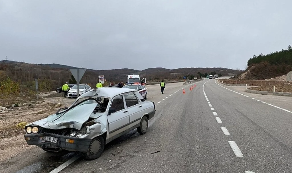 Tokat'ta otomobil traktöre çarptı: 6 yaralı