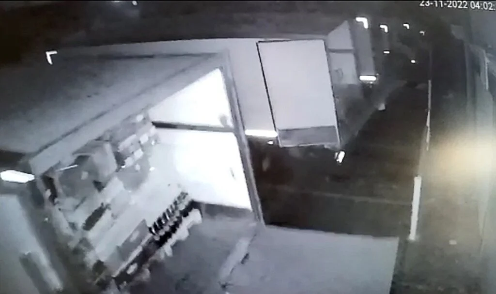 Tonlarca ağırlıktaki kamyonlar beşik gibi sallandı