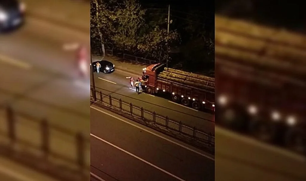 Trafikte yol verme kavgası cep telefonu kameralarına yansıdı