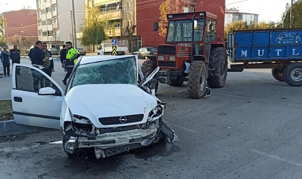 Traktörle otomobil çarpıştı: 2 yaralı