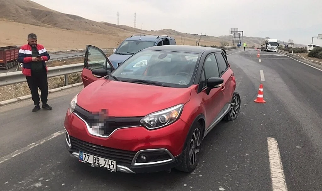 Tur otobüsü ile otomobil çarpıştı: 3 yaralı