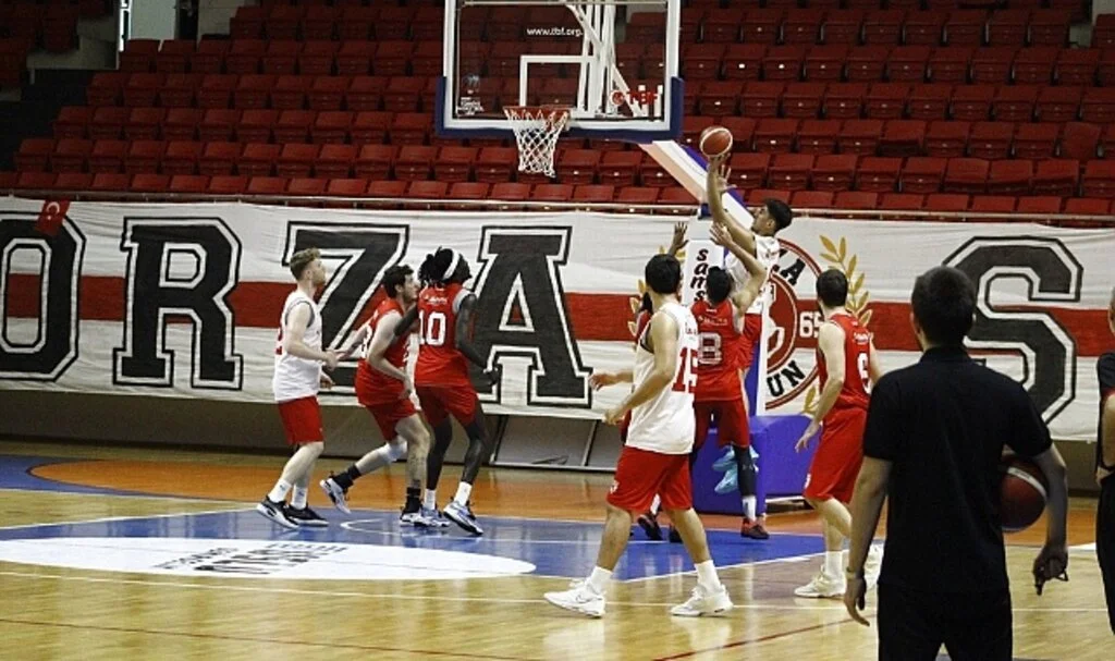 Türkiye Basketbol Ligi'nde Zirvede Büyük Rekabet 