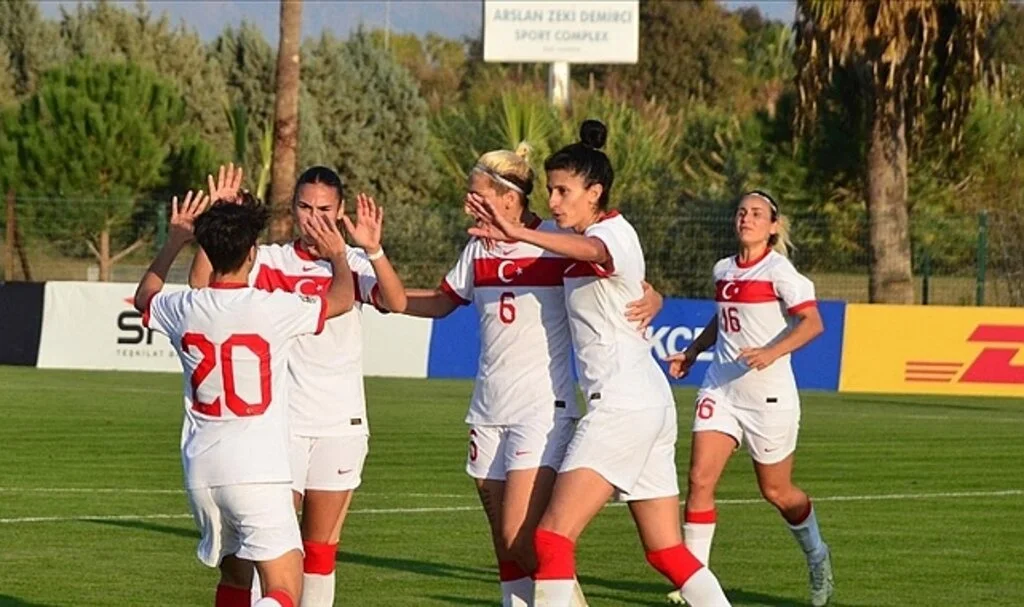 Türkiye'de Kadın Futbolu Yatırım ve Desteklerle Gelişecek