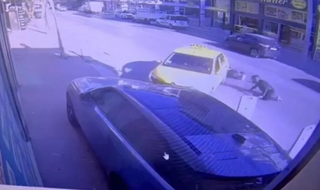 U dönüşü yapmak isteyen taksi ile motosiklet çarpıştı