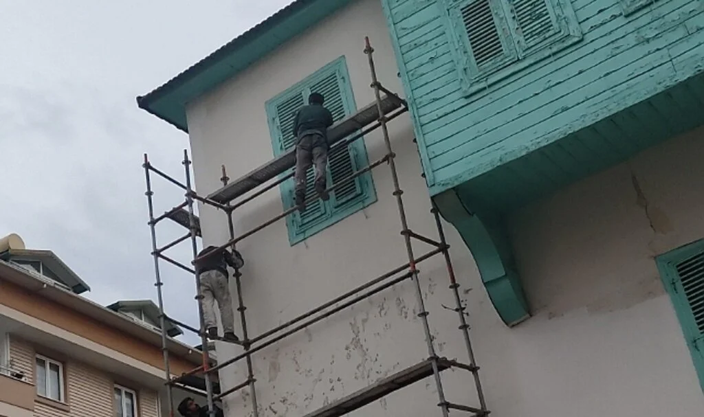 Üç katlı eve iskele kuran iki işçi canını hiçe saydı